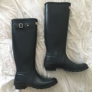 Navy Hunter Tall Rain Boots & Socks - Hardly Worn
